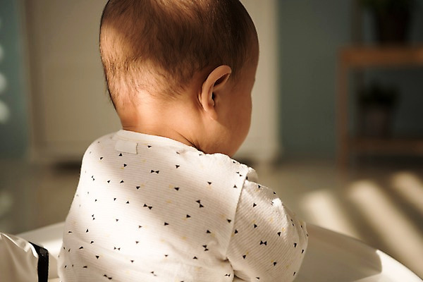 포토 JPG 남자 얼굴 실내 한명 앉기 상반신 옆모습 아웃포커스 아기 보행기 남자아기한명만 국내포토 1 뷰포인트 모션 촬영기법 사람 내부 신체부위 남자한명만 남자아기만 파일형식