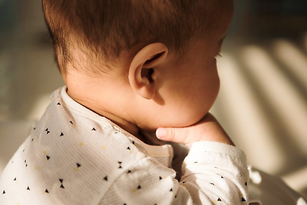 포토 JPG 남자 얼굴 실내 한명 앉기 상반신 옆모습 아웃포커스 아기 남자아기한명만 국내포토 1 뷰포인트 모션 촬영기법 사람 내부 신체부위 남자한명만 남자아기만 파일형식