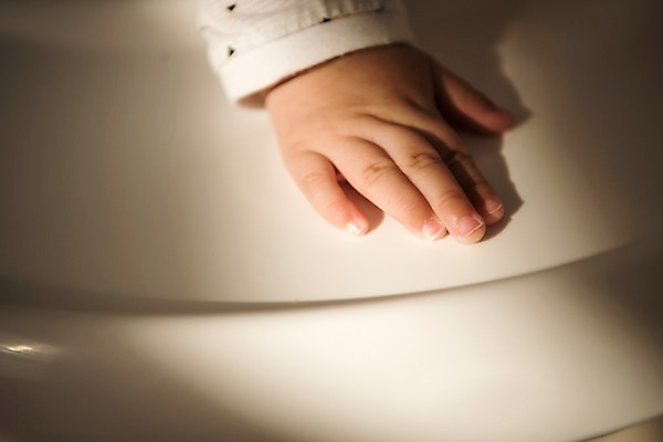 포토 JPG 손 남자 실내 한명 상반신 눕기 아기 남자아기한명만 국내포토 1 모션 사람 내부 신체부위 남자한명만 남자아기만 파일형식