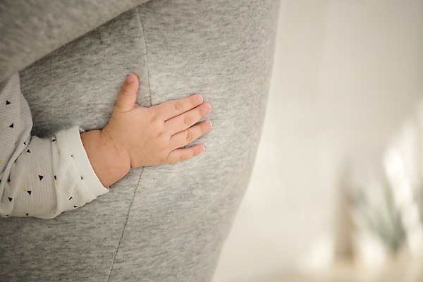 포토 아들 가족 관계 모션 엄마 사람 내부 신체부위 장년 파일형식 안기 JPG 모자관계 여자 남자 실내 성인 두명 30대 아기 상반신 손 국내포토