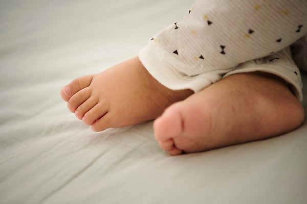 포토 JPG 남자 발 실내 한명 옆모습 아웃포커스 눕기 하반신 침대 다리 아기 남자아기한명만 국내포토 1 뷰포인트 가구 모션 촬영기법 사람 내부 신체부위 남자한명만 남자아기만 파일형식