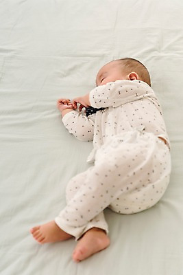 포토 JPG 전신 남자 실내 한명 옆모습 눕기 한국인 침대 아기 잠 남자아기한명만 국내포토 1 뷰포인트 가구 모션 사람 동양인 내부 남자한명만 남자아기만 파일형식