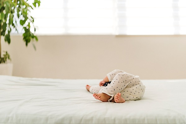포토 JPG 전신 나무 남자 실내 한명 옆모습 아웃포커스 눕기 침대 아기 잠 남자아기한명만 국내포토 식물 1 뷰포인트 가구 모션 촬영기법 사람 내부 남자한명만 남자아기만 파일형식