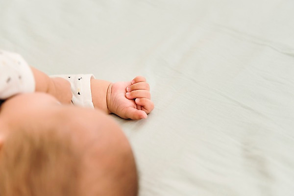 포토 JPG 손 남자 얼굴 실내 한명 상반신 옆모습 아웃포커스 눕기 침대 아기 남자아기한명만 국내포토 1 뷰포인트 가구 모션 촬영기법 사람 내부 신체부위 남자한명만 남자아기만 파일형식