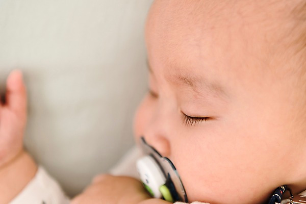 포토 JPG 남자 얼굴 실내 한명 상반신 옆모습 눕기 한국인 침대 아기 잠 노리개젖꼭지 남자아기한명만 국내포토 1 뷰포인트 가구 모션 사람 동양인 내부 신체부위 아기용품 남자한명만 남자아기만 파일형식