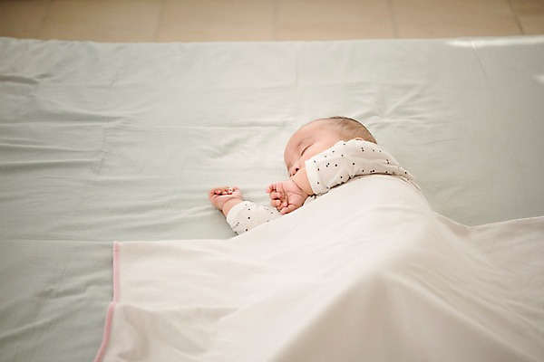 포토 JPG 남자 실내 한명 상반신 옆모습 눕기 한국인 침대 아기 잠 남자아기한명만 국내포토 1 뷰포인트 가구 모션 사람 동양인 내부 남자한명만 남자아기만 파일형식