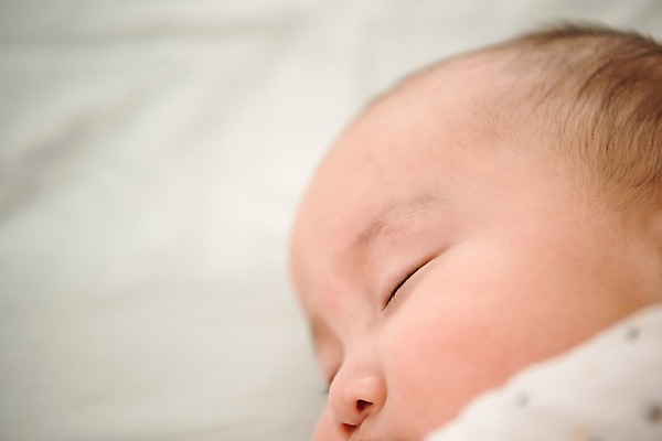 포토 JPG 남자 얼굴 실내 한명 근접촬영 상반신 옆모습 눕기 한국인 침대 아기 잠 남자아기한명만 국내포토 1 뷰포인트 가구 모션 사람 동양인 내부 신체부위 남자한명만 남자아기만 파일형식