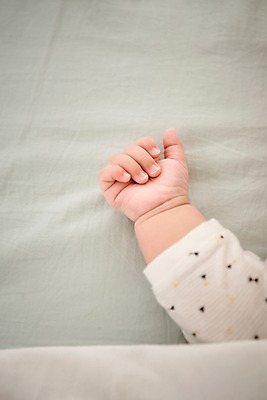 포토 JPG 손 남자 실내 한명 상반신 눕기 침대 아기 남자아기한명만 국내포토 1 가구 모션 사람 내부 신체부위 남자한명만 남자아기만 파일형식