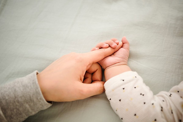 포토 JPG 손 여자 남자 아들 엄마 실내 상반신 성인 두명 30대 눕기 침대 아기 잡기 국내포토 모자관계 가구 가족 모션 사람 내부 신체부위 장년 파일형식