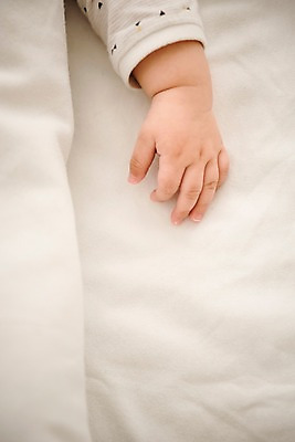 포토 1 가구 모션 사람 내부 신체부위 남자한명만 남자아기만 파일형식 JPG 남자 실내 한명 아기 남자아기한명만 상반신 눕기 손 침대 국내포토