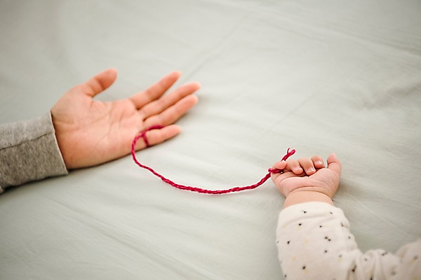 포토 JPG 손 여자 남자 아들 가족 엄마 실내 상반신 성인 두명 30대 눕기 침대 아기 실 연결 묶기 국내포토 모자관계 가구 관계 모션 사람 내부 신체부위 장년 파일형식