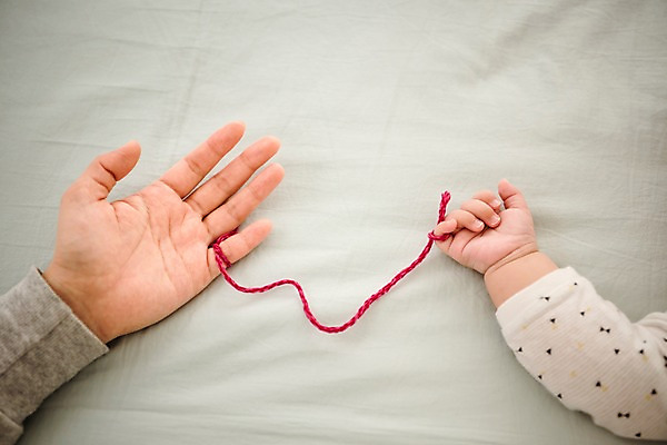 포토 JPG 손 여자 남자 아들 가족 엄마 실내 상반신 성인 두명 30대 눕기 침대 아기 실 연결 묶기 국내포토 모자관계 가구 관계 모션 사람 내부 신체부위 장년 파일형식