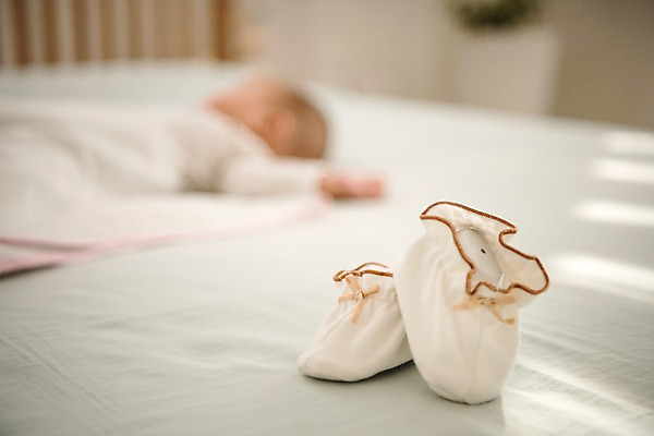 포토 JPG 남자 실내 한명 상반신 옆모습 아웃포커스 눕기 침대 아기 아기신발 남자아기한명만 국내포토 1 뷰포인트 가구 신발 모션 촬영기법 사람 내부 아기용품 남자한명만 남자아기만 파일형식