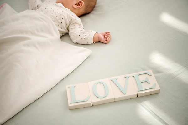 포토 JPG 남자 실내 사랑 한명 상반신 옆모습 눕기 블록 침대 아기 잠 남자아기한명만 국내포토 1 감정 뷰포인트 가구 모션 사람 내부 남자한명만 남자아기만 파일형식