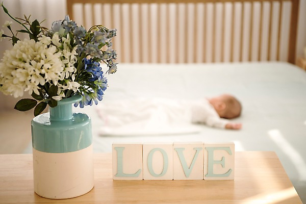 포토 JPG 남자 화분 실내 사랑 한명 상반신 옆모습 아웃포커스 눕기 블록 침대 아기 잠 남자아기한명만 국내포토 1 감정 뷰포인트 가구 모션 촬영기법 사람 내부 남자한명만 남자아기만 파일형식