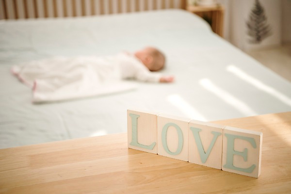 포토 JPG 남자 실내 사랑 한명 상반신 옆모습 눕기 블록 침대 아기 잠 남자아기한명만 국내포토 1 감정 뷰포인트 가구 모션 사람 내부 남자한명만 남자아기만 파일형식