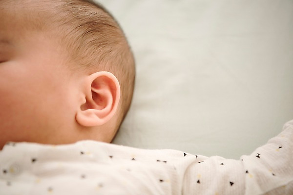 포토 JPG 남자 얼굴 실내 한명 상반신 앞모습 눕기 침대 아기 귀 남자아기한명만 국내포토 1 뷰포인트 가구 모션 사람 내부 신체부위 남자한명만 남자아기만 파일형식