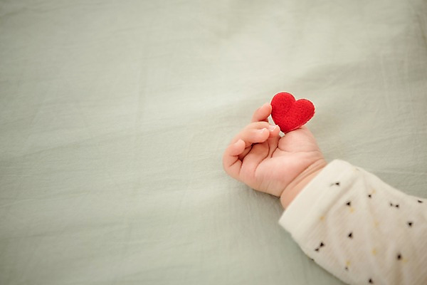 포토 JPG 손 남자 실내 한명 상반신 눕기 하트 침대 아기 잡기 남자아기한명만 국내포토 모양 1 가구 모션 사람 내부 신체부위 남자한명만 남자아기만 파일형식