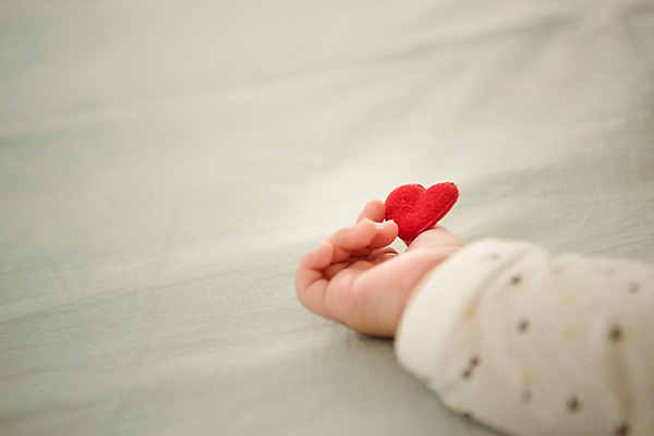 포토 JPG 손 남자 실내 한명 상반신 눕기 하트 침대 아기 잡기 남자아기한명만 국내포토 모양 1 가구 모션 사람 내부 신체부위 남자한명만 남자아기만 파일형식