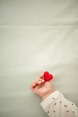 포토 JPG 손 남자 실내 한명 상반신 눕기 하트 침대 아기 잡기 남자아기한명만 국내포토 모양 1 가구 모션 사람 내부 신체부위 남자한명만 남자아기만 파일형식