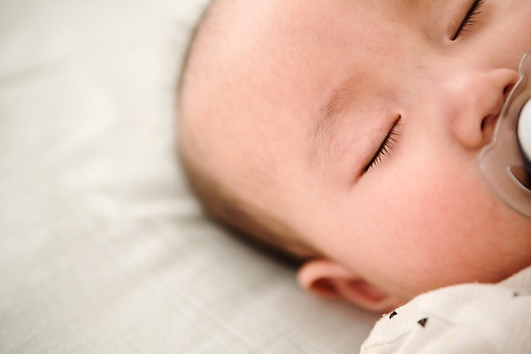 포토 JPG 남자 얼굴 실내 한명 근접촬영 상반신 앞모습 눕기 한국인 침대 아기 잠 남자아기한명만 국내포토 1 뷰포인트 가구 모션 사람 동양인 내부 신체부위 남자한명만 남자아기만 파일형식