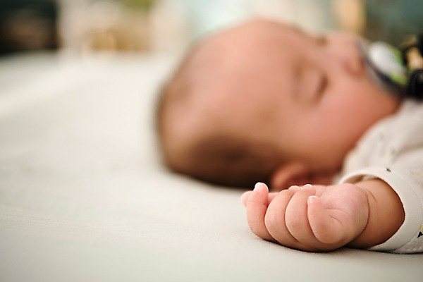 포토 JPG 남자 얼굴 실내 한명 상반신 옆모습 아웃포커스 눕기 한국인 침대 아기 잠 남자아기한명만 국내포토 1 뷰포인트 가구 모션 촬영기법 사람 동양인 내부 신체부위 남자한명만 남자아기만 파일형식