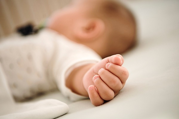 포토 JPG 손 남자 실내 한명 상반신 옆모습 아웃포커스 눕기 침대 아기 잠 남자아기한명만 국내포토 1 뷰포인트 가구 모션 촬영기법 사람 내부 신체부위 남자한명만 남자아기만 파일형식