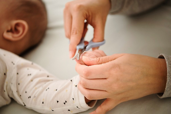 포토 JPG 손 여자 남자 아들 가족 엄마 실내 상반신 성인 두명 옆모습 30대 눕기 침대 아기 잡기 손톱깎이 국내포토 모자관계 뷰포인트 가구 관계 모션 사람 내부 신체부위 장년 미용용품 파일형식