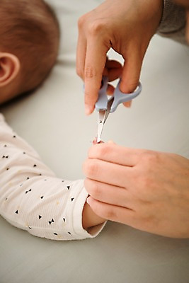 포토 JPG 손 여자 남자 아들 가족 엄마 실내 상반신 성인 두명 옆모습 30대 눕기 침대 아기 잡기 손톱깎이 국내포토 모자관계 뷰포인트 가구 관계 모션 사람 내부 신체부위 장년 미용용품 파일형식