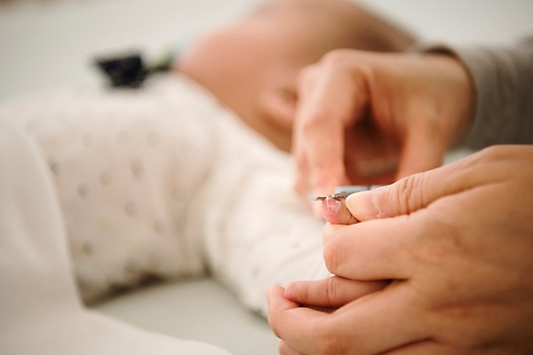 포토 JPG 손 여자 남자 아들 가족 엄마 실내 상반신 성인 두명 옆모습 아웃포커스 30대 눕기 침대 아기 잡기 손톱깎이 국내포토 모자관계 뷰포인트 가구 관계 모션 촬영기법 사람 내부 신체부위 장년 미용용품 파일형식