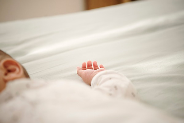 포토 JPG 손 남자 실내 한명 상반신 아웃포커스 눕기 침대 아기 남자아기한명만 국내포토 1 가구 모션 촬영기법 사람 내부 신체부위 남자한명만 남자아기만 파일형식