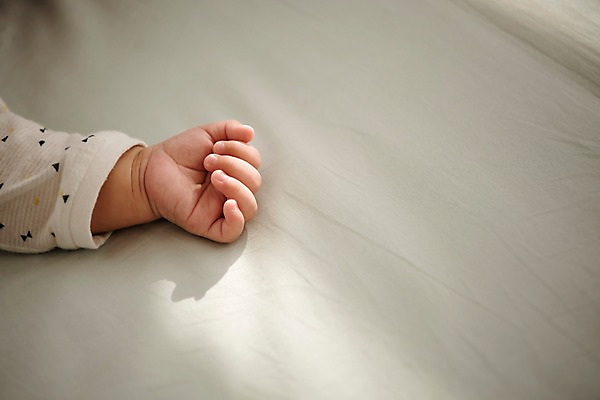 포토 JPG 손 남자 실내 한명 상반신 눕기 침대 아기 남자아기한명만 국내포토 1 가구 모션 사람 내부 신체부위 남자한명만 남자아기만 파일형식