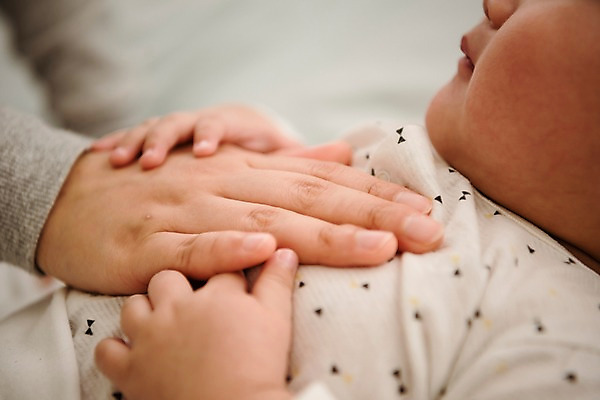 포토 JPG 여자 남자 아들 가족 엄마 실내 상반신 성인 두명 옆모습 아웃포커스 30대 눕기 침대 아기 잠 국내포토 모자관계 뷰포인트 가구 관계 모션 촬영기법 사람 내부 장년 파일형식