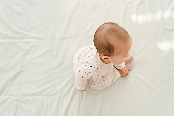 포토 JPG 전신 남자 실내 한명 앉기 옆모습 하이앵글 한국인 침대 아기 남자아기한명만 국내포토 1 뷰포인트 가구 모션 사람 동양인 내부 남자한명만 남자아기만 파일형식