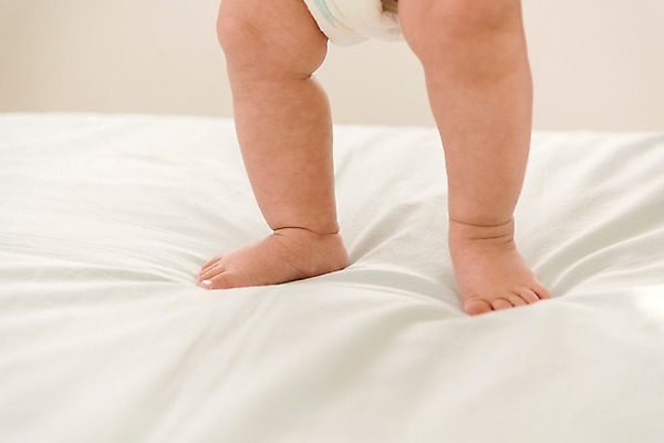 포토 JPG 남자 실내 한명 서기 앞모습 하반신 침대 다리 아기 남자아기한명만 국내포토 1 뷰포인트 가구 모션 사람 내부 신체부위 남자한명만 남자아기만 파일형식