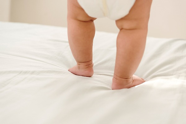 포토 JPG 남자 실내 한명 서기 뒷모습 하반신 침대 다리 아기 기저귀 남자아기한명만 국내포토 1 뷰포인트 가구 모션 사람 내부 신체부위 아기용품 남자한명만 남자아기만 파일형식