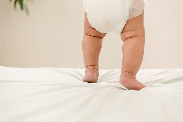 포토 JPG 남자 실내 한명 서기 뒷모습 하반신 침대 다리 아기 기저귀 남자아기한명만 국내포토 1 뷰포인트 가구 모션 사람 내부 신체부위 아기용품 남자한명만 남자아기만 파일형식