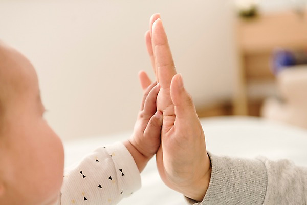 포토 JPG 손 여자 남자 아들 가족 엄마 실내 상반신 성인 두명 옆모습 아웃포커스 30대 눕기 침대 아기 맞대기 국내포토 모자관계 뷰포인트 가구 관계 모션 촬영기법 사람 내부 신체부위 장년 파일형식