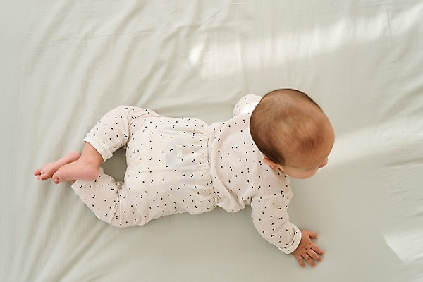 포토 JPG 전신 남자 실내 한명 뒷모습 하이앵글 눕기 침대 아기 남자아기한명만 국내포토 1 뷰포인트 가구 모션 사람 내부 남자한명만 남자아기만 파일형식