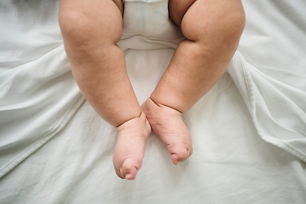 포토 JPG 남자 실내 한명 앞모습 하이앵글 눕기 하반신 침대 다리 아기 남자아기한명만 국내포토 1 뷰포인트 가구 모션 사람 내부 신체부위 남자한명만 남자아기만 파일형식