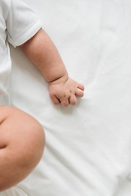 포토 JPG 남자 실내 한명 앞모습 신체부위 하이앵글 눕기 침대 다리 아기 팔 남자아기한명만 국내포토 1 뷰포인트 가구 모션 사람 내부 남자한명만 남자아기만 파일형식