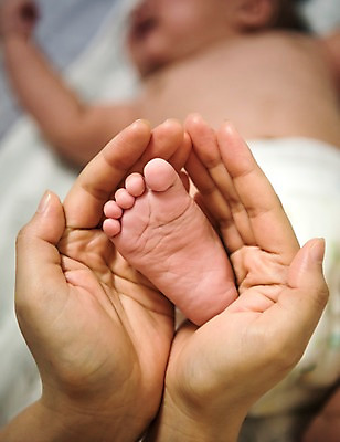 포토 JPG 손 여자 남자 아들 가족 발 엄마 실내 상반신 성인 두명 앞모습 아웃포커스 30대 눕기 하반신 침대 아기 잡기 가교 국내포토 모자관계 건축물 뷰포인트 가구 관계 모션 촬영기법 사람 내부 신체부위 장년 파일형식