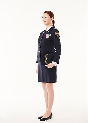 포토 JPG 스튜디오촬영 전신 응시 여자 한명 서기 미소 20대 성인 옆모습 한국인 경찰 경찰복 성인여자한명만 국내포토 직업 1 시선 뷰포인트 유니폼 모션 실내 표정 사람 동양인 청년 여자한명만 성인여자만 파일형식