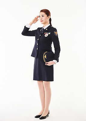 포토 JPG 스튜디오촬영 전신 응시 여자 한명 서기 20대 성인 옆모습 한국인 경찰 경찰복 경례 성인여자한명만 국내포토 직업 1 시선 뷰포인트 유니폼 모션 실내 사람 동양인 청년 인사 여자한명만 성인여자만 파일형식 옷 인종 내부 예절 여자만 성인만