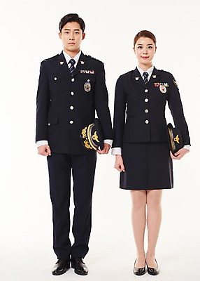 포토 JPG 스튜디오촬영 전신 여자 남자 서기 20대 성인 두명 앞모습 한국인 경찰 경찰복 성인만 국내포토 직업 뷰포인트 유니폼 모션 실내 사람 동양인 청년 파일형식