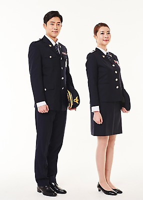 포토 JPG 스튜디오촬영 전신 여자 남자 서기 20대 성인 두명 옆모습 한국인 경찰 경찰복 성인만 국내포토 직업 뷰포인트 유니폼 모션 실내 사람 동양인 청년 파일형식 옷 인종 내부