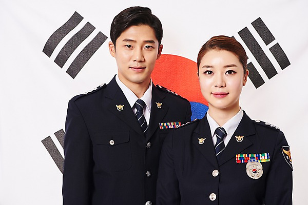 포토 JPG 스튜디오촬영 여자 남자 서기 미소 상반신 20대 성인 두명 앞모습 한국인 경찰 태극기 경찰복 애국심 성인만 국내포토 직업 뷰포인트 유니폼 모션 실내 표정 사람 동양인 청년 국기 파일형식 옷 인종 내부