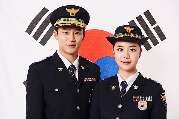 포토 JPG 스튜디오촬영 여자 남자 서기 미소 상반신 20대 성인 두명 앞모습 한국인 경찰 태극기 경찰복 애국심 성인만 국내포토 직업 뷰포인트 유니폼 모션 실내 표정 사람 동양인 청년 국기 파일형식