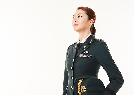 포토 JPG 스튜디오촬영 응시 여자 한명 서기 상반신 20대 성인 옆모습 군인 한국인 군복 여군 성인여자한명만 국내포토 직업 1 시선 뷰포인트 유니폼 모션 실내 사람 동양인 청년 국군 여자한명만 성인여자만 파일형식