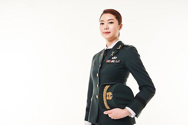 포토 JPG 스튜디오촬영 응시 여자 한명 서기 상반신 20대 성인 옆모습 군인 한국인 군복 여군 성인여자한명만 국내포토 직업 1 시선 뷰포인트 유니폼 모션 실내 사람 동양인 청년 국군 여자한명만 성인여자만 파일형식